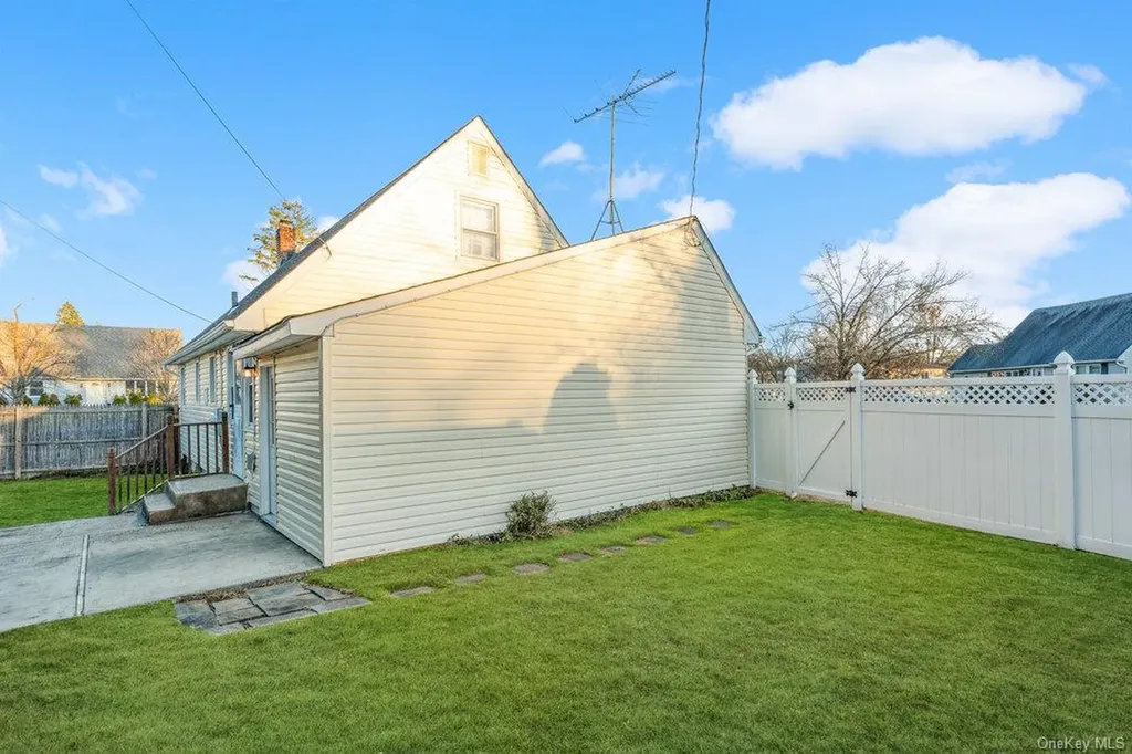 102 Devonshire Drive East Norwich NY 11732
