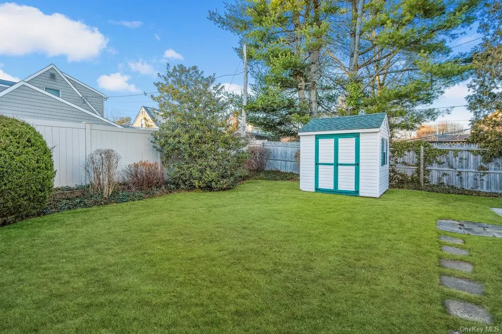 102 Devonshire Drive East Norwich NY 11732