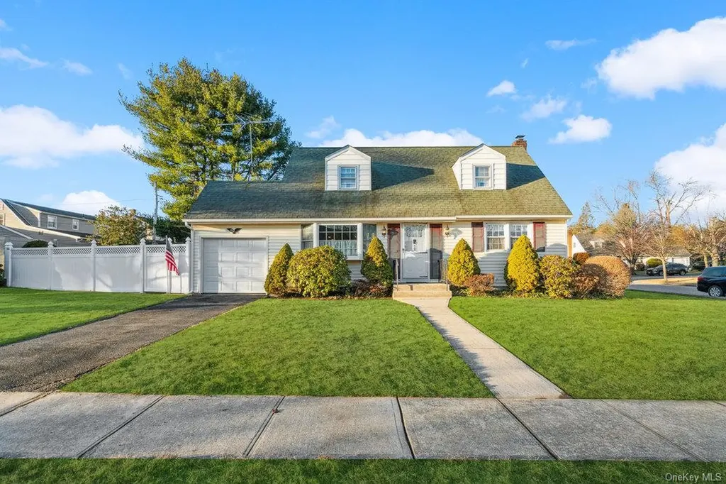 102 Devonshire Drive East Norwich NY 11732