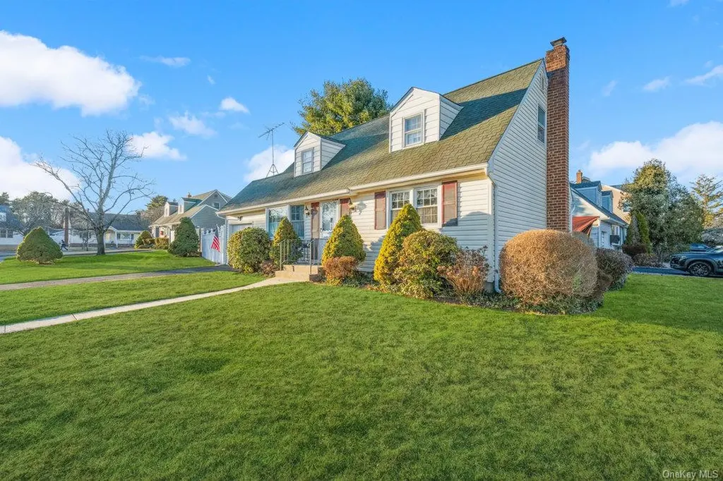 102 Devonshire Drive East Norwich NY 11732