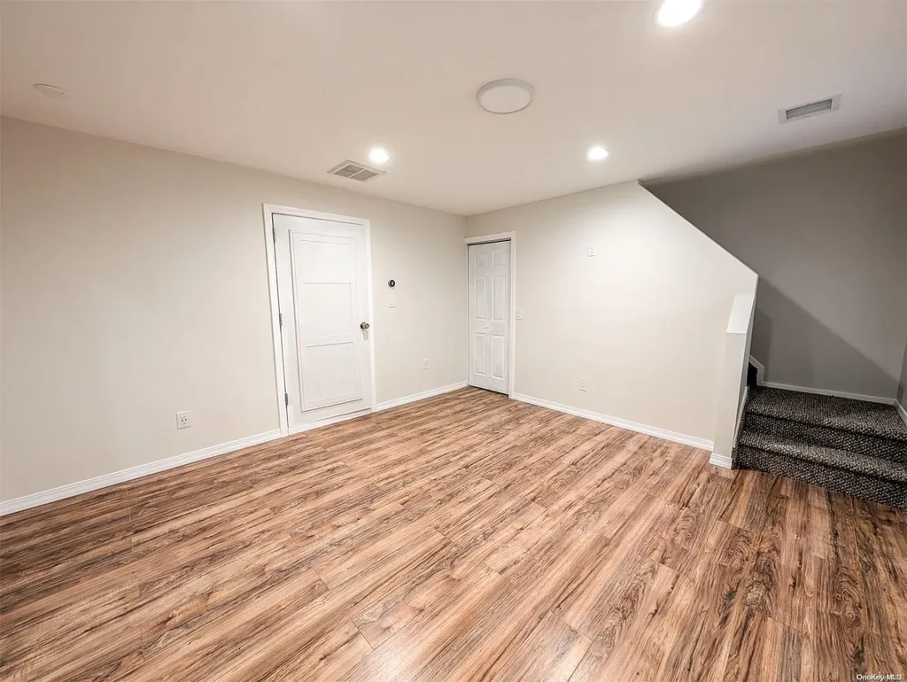 165 Mohawk Avenue Deer Park NY 11729