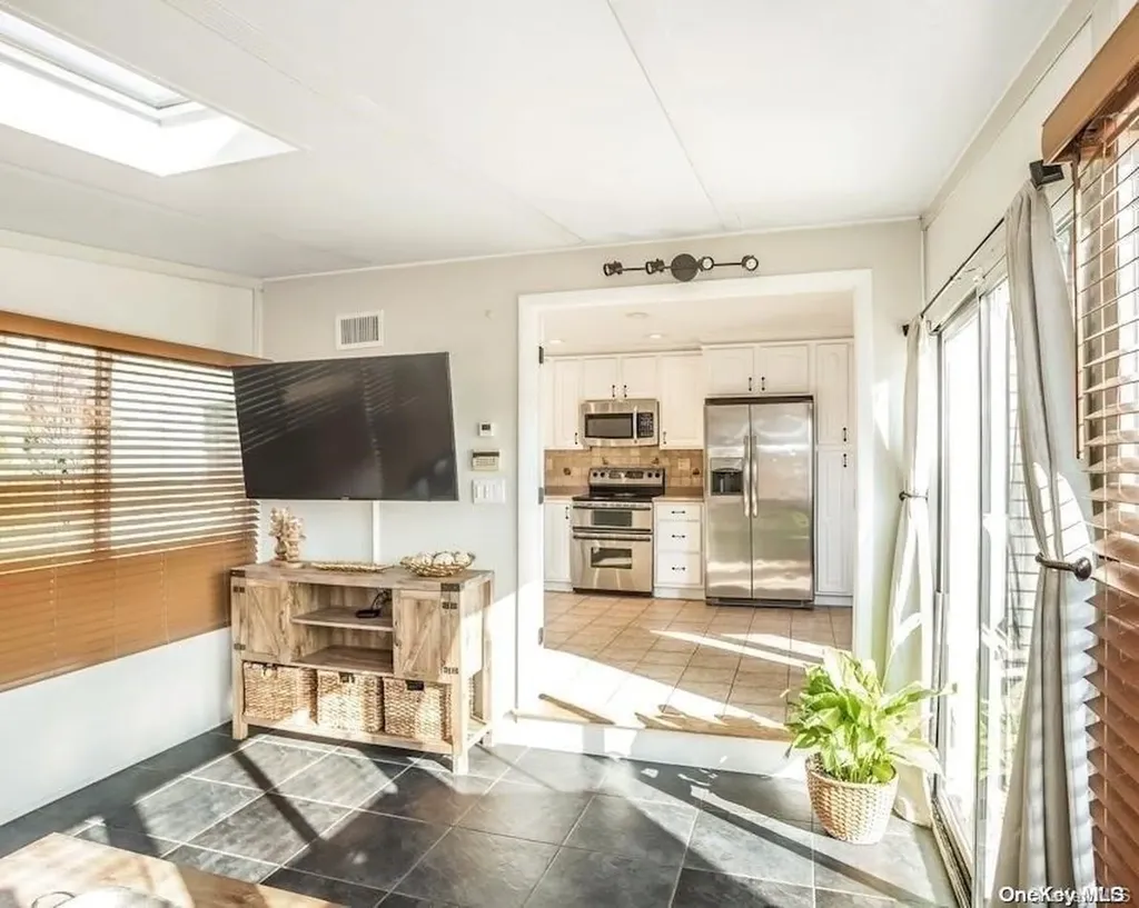 6 Nehring Avenue Babylon NY 11702