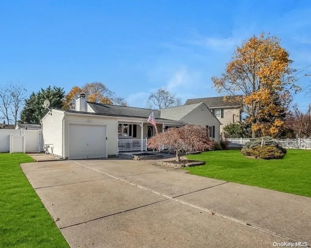6 Nehring Avenue Babylon NY 11702