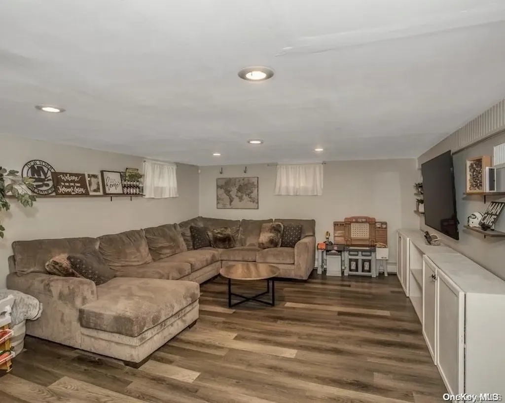 6 Nehring Avenue Babylon NY 11702