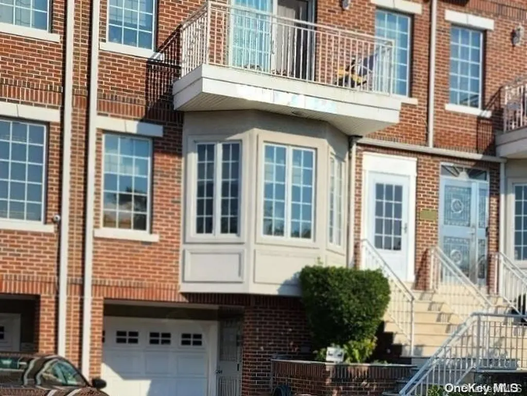 345 Park Crescent College Point NY 11356
