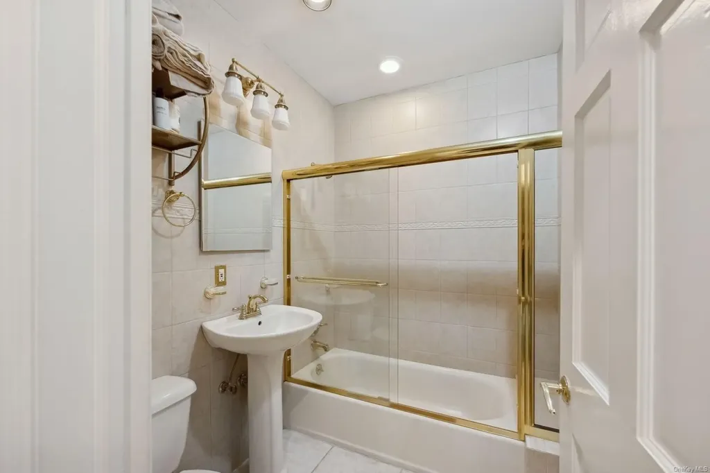 32 Harvard Avenue Hewlett NY 11557
