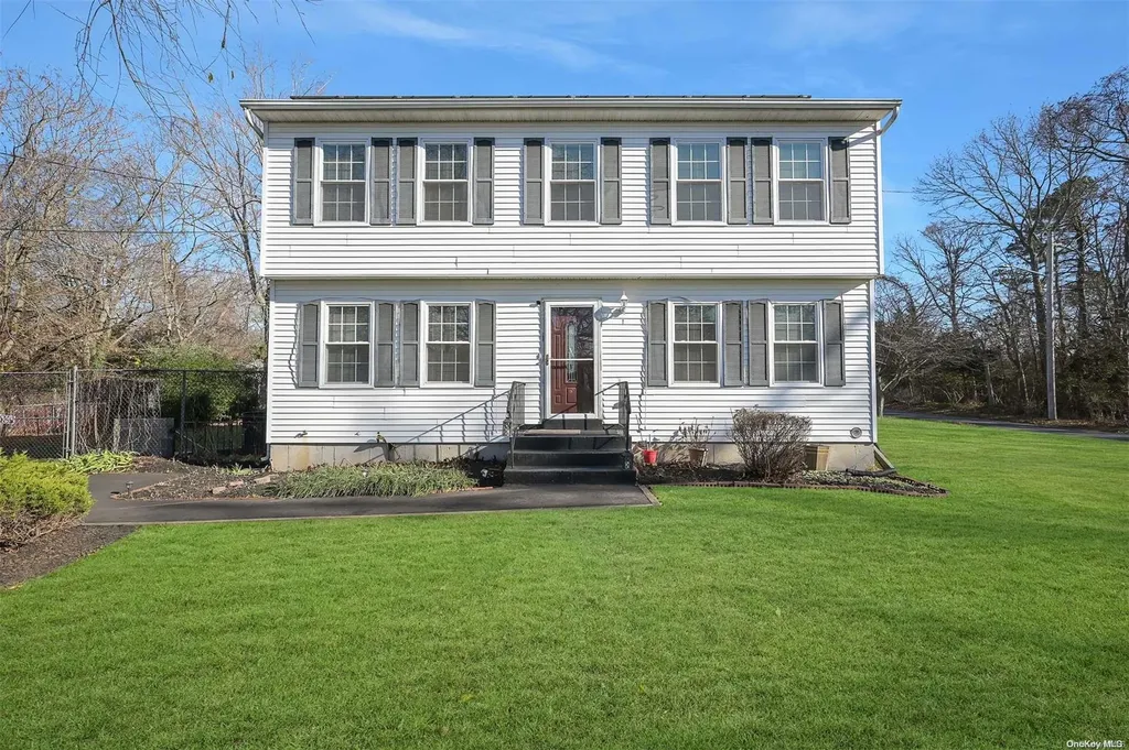 1 Wards Lane Bellport NY 11713