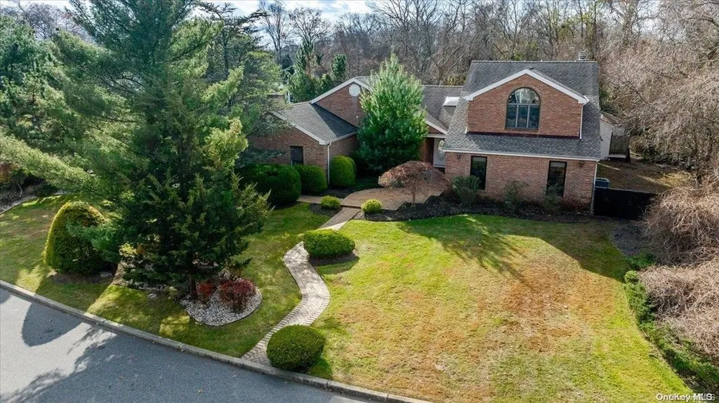 12 Deer Run East Islip NY 11730