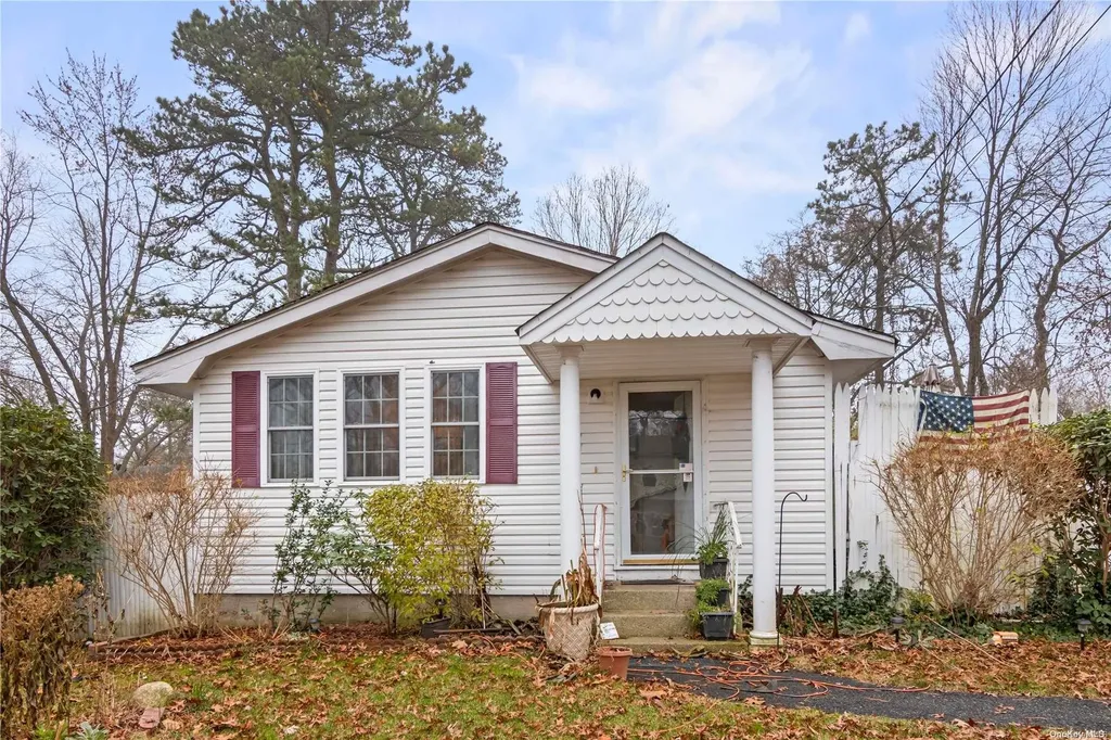 76 Smith Lane Medford NY 11763