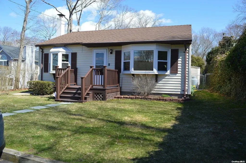 62 Squiretown Road Hampton Bays NY 11946