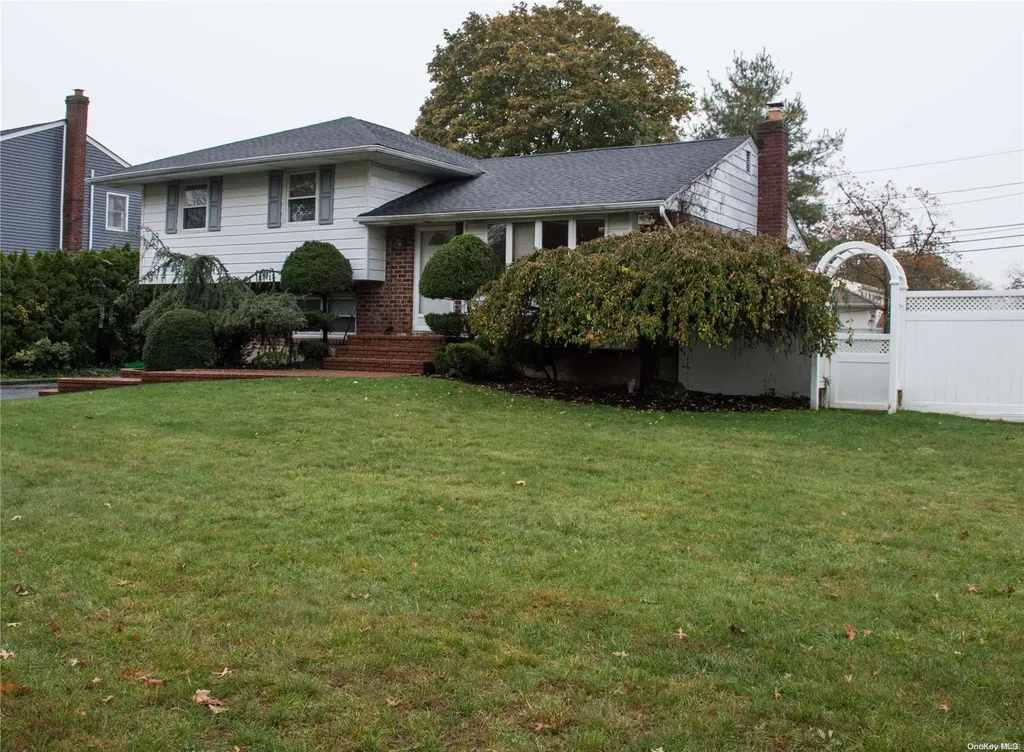 22 Cottonwood Drive Commack NY 11725