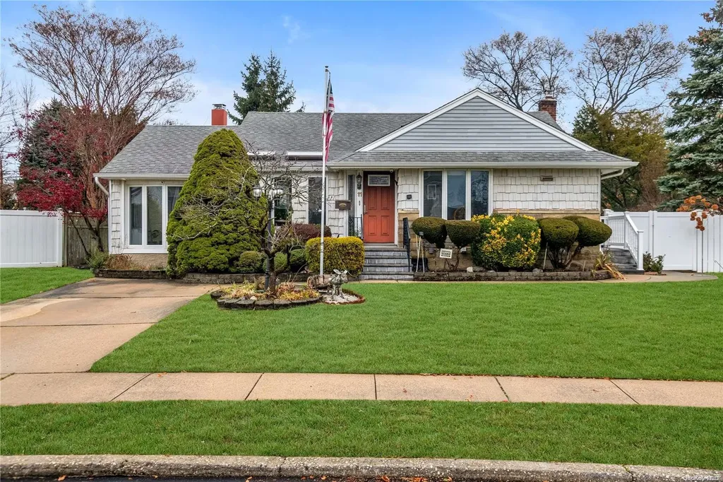 11 Shawnee Drive Massapequa NY 11758
