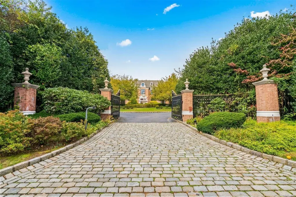 8 Orchard Lane Old Westbury NY 11568