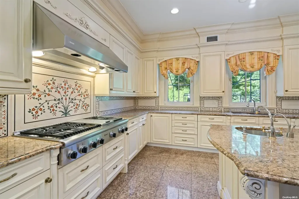8 Orchard Lane Old Westbury NY 11568