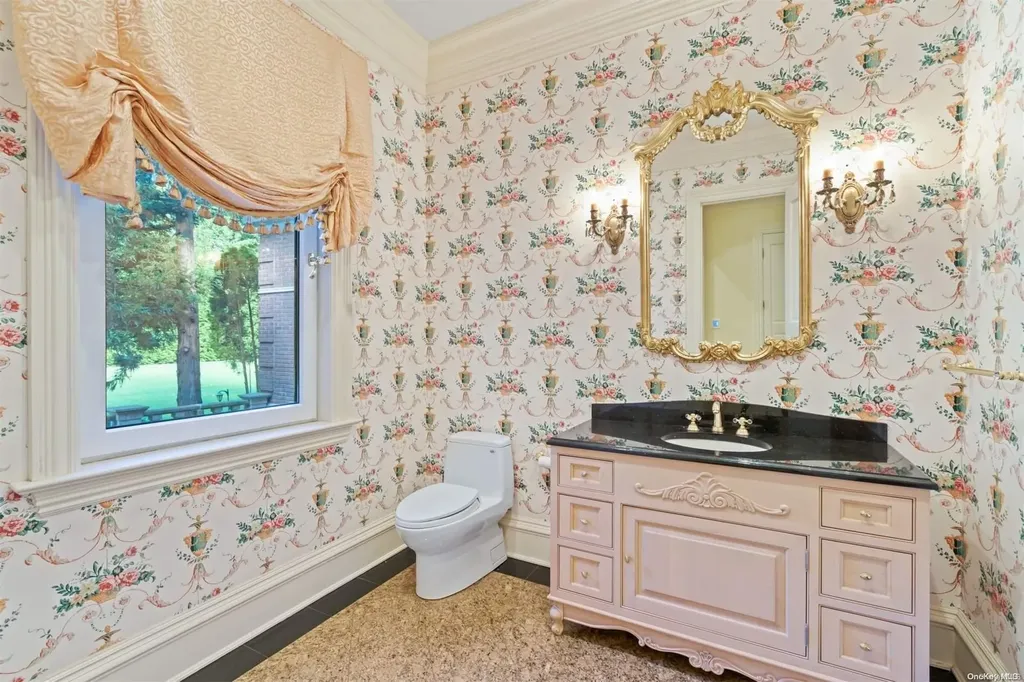 8 Orchard Lane Old Westbury NY 11568