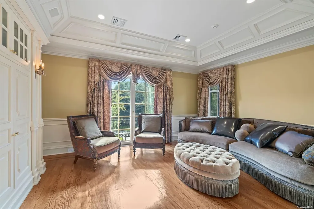 8 Orchard Lane Old Westbury NY 11568
