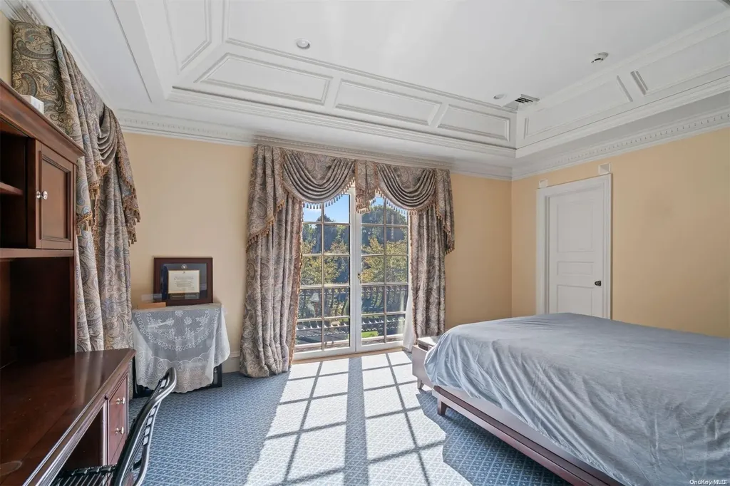 8 Orchard Lane Old Westbury NY 11568
