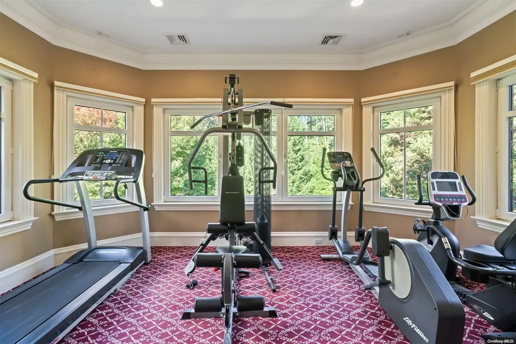 8 Orchard Lane Old Westbury NY 11568