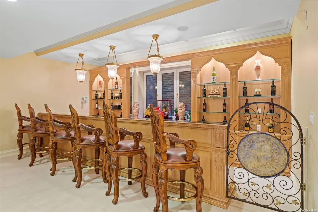 8 Orchard Lane Old Westbury NY 11568