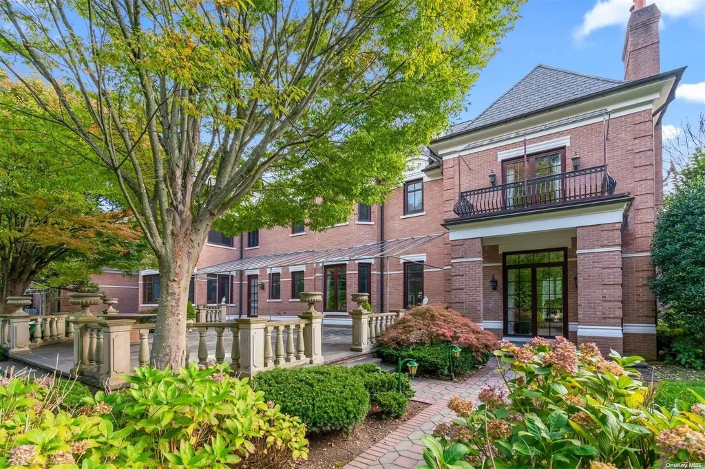 8 Orchard Lane Old Westbury NY 11568
