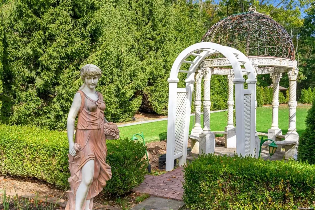 8 Orchard Lane Old Westbury NY 11568