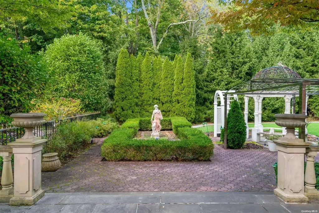 8 Orchard Lane Old Westbury NY 11568