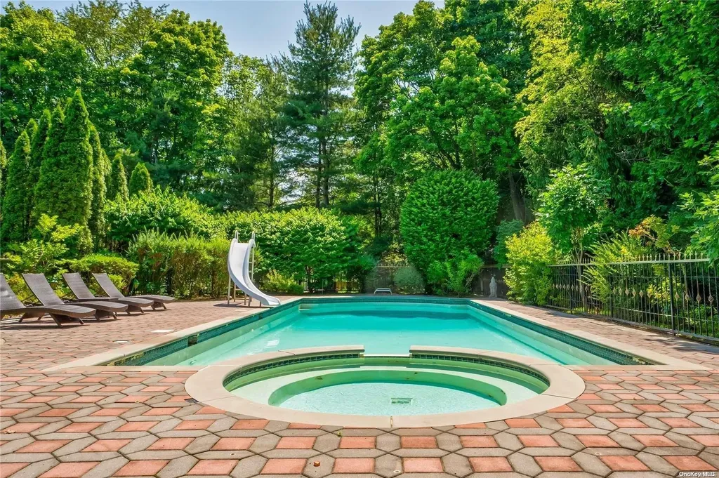 8 Orchard Lane Old Westbury NY 11568