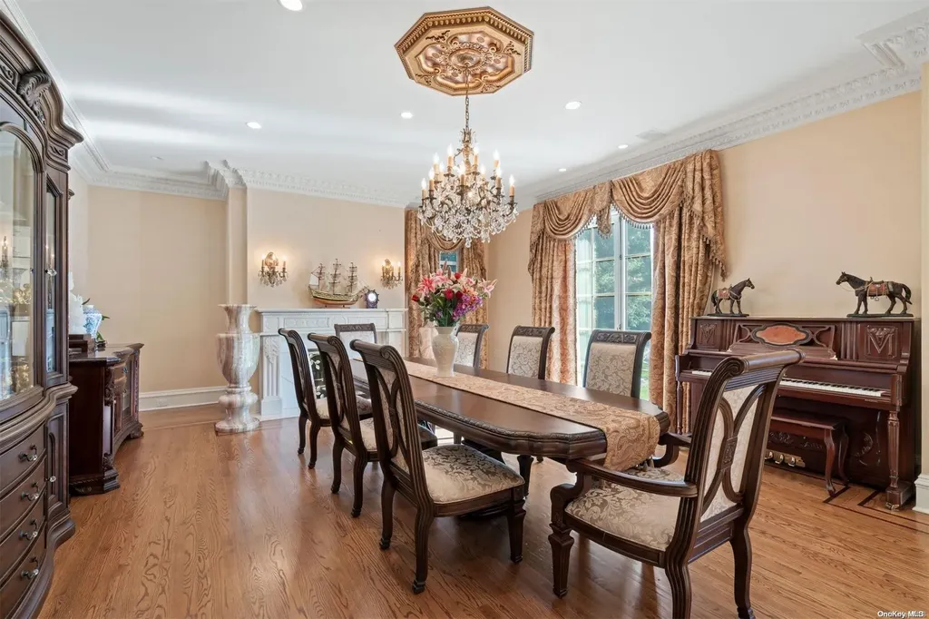 8 Orchard Lane Old Westbury NY 11568