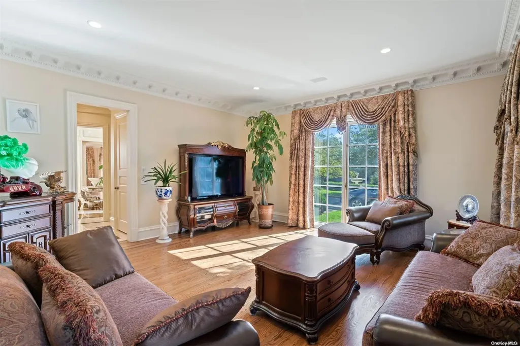8 Orchard Lane Old Westbury NY 11568