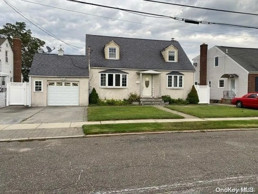 252 Pershing Parkway Mineola NY 11501
