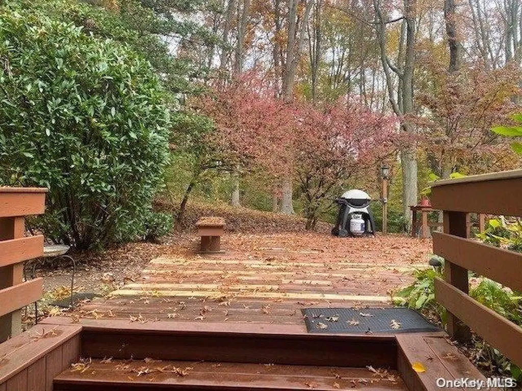 13 Red Maple Lane Dix Hills NY 11746