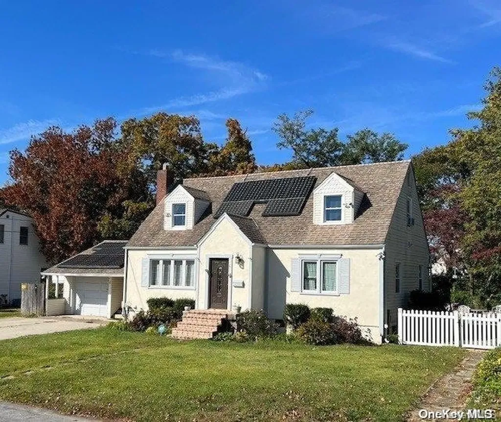 87 Laurel Road Lindenhurst NY 11757