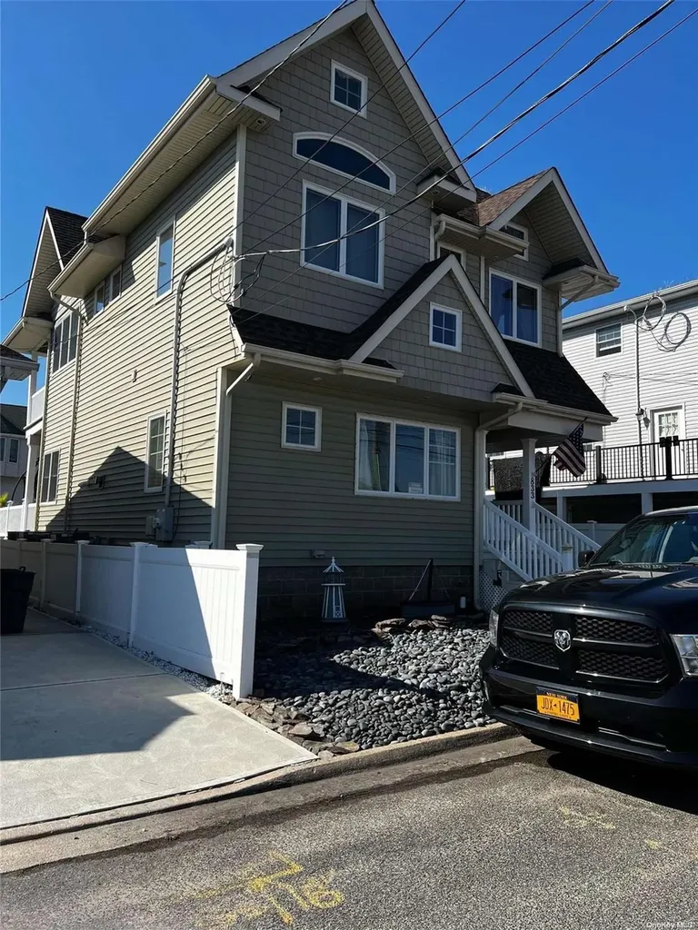 833 Arctic Street Lindenhurst NY 11757