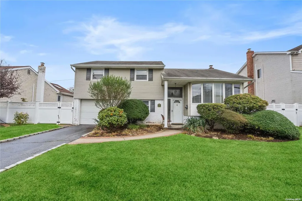 20 Roberta Lane Syosset NY 11791