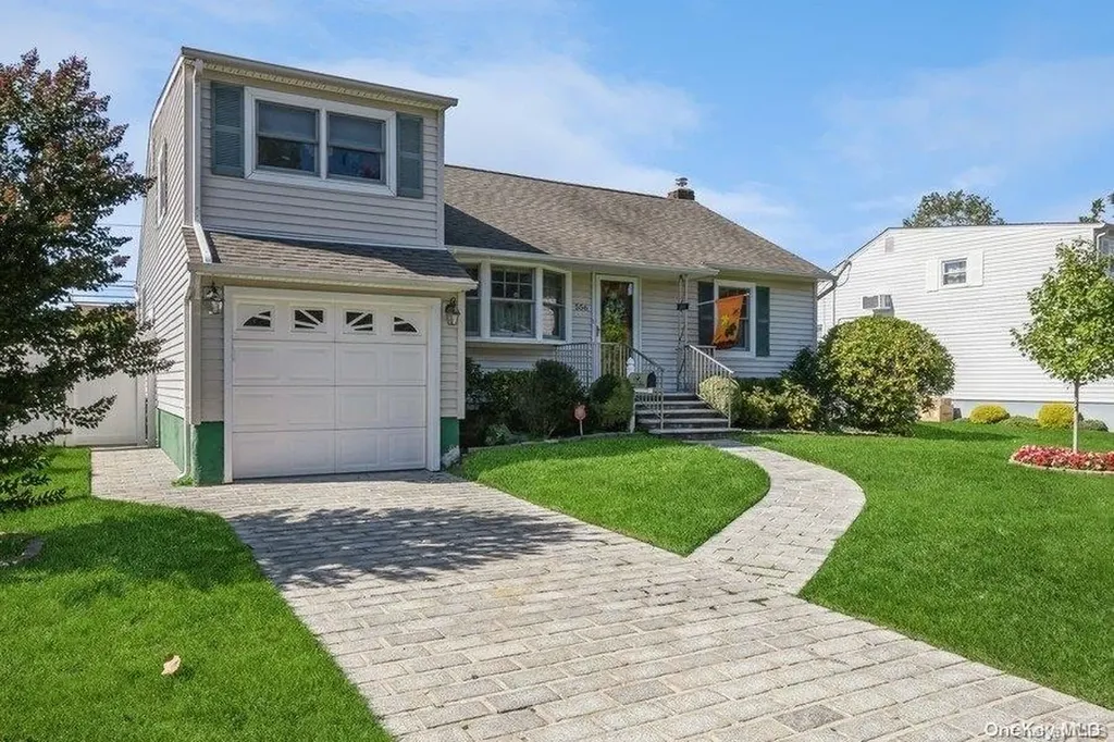 556 Heathcliff Drive Seaford NY 11783