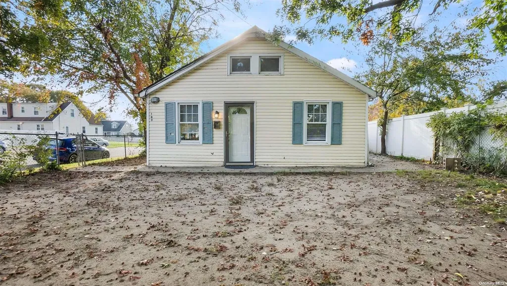 189 S Clinton Avenue Lindenhurst NY 11757