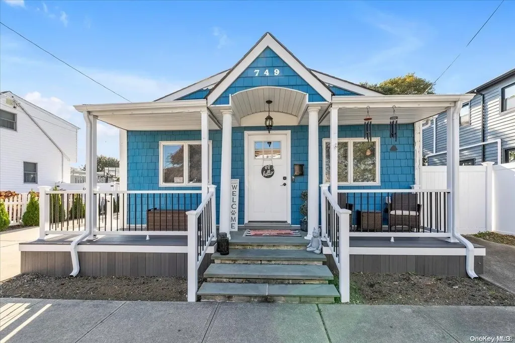 749 S 4th Street Lindenhurst NY 11757