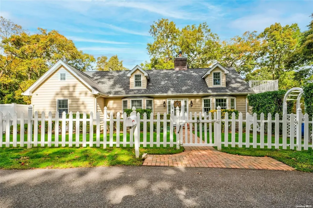 30 E Rogues Path Huntington Station NY 11746