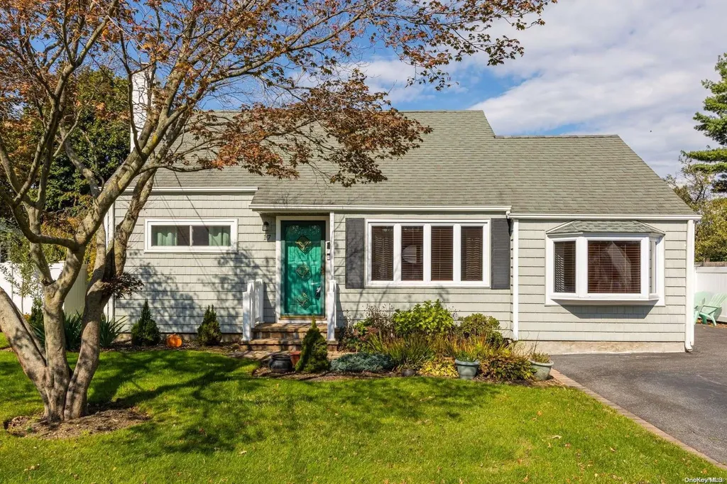 17 Namleps Lane Deer Park NY 11729