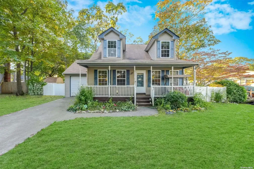 28 Windus Drive Shirley NY 11967