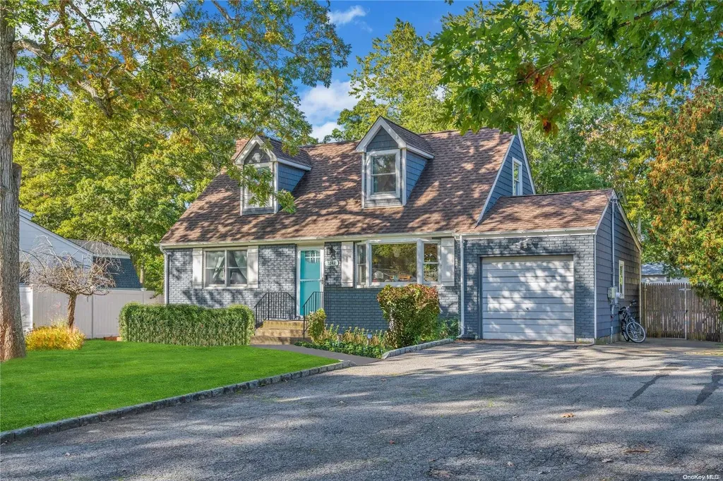 1242 Minerva Avenue West Islip NY 11795