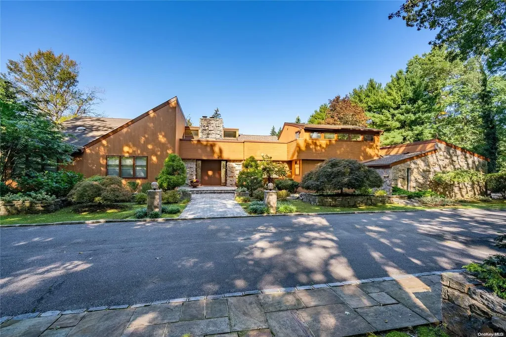 6 Pheasant Run Old Westbury NY 11568