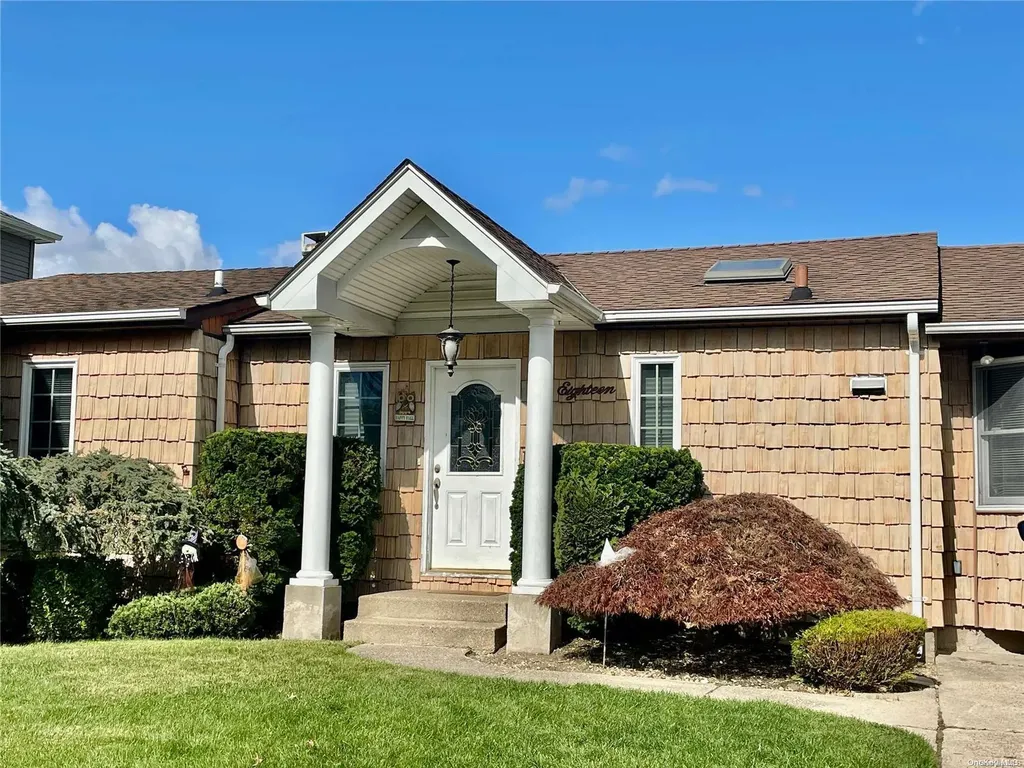 18 Peter Lane Plainview NY 11803