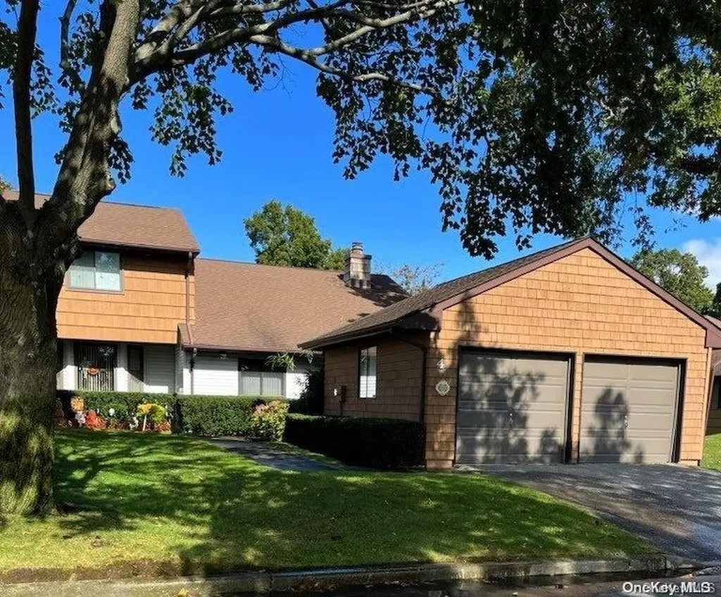4 Ashley Circle Commack NY 11725