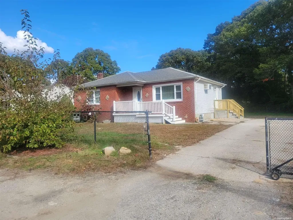23 Floyd Road Shirley NY 11967