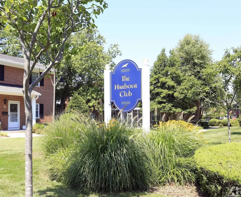 7 Commodore Lane West Babylon NY 11704