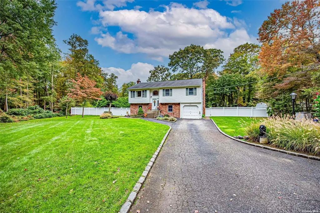 76 Giant Oak Road Ridge NY 11961
