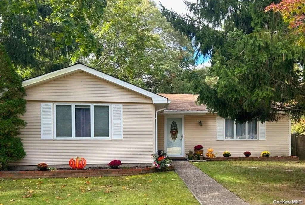 18 Highview Lane Ridge NY 11961