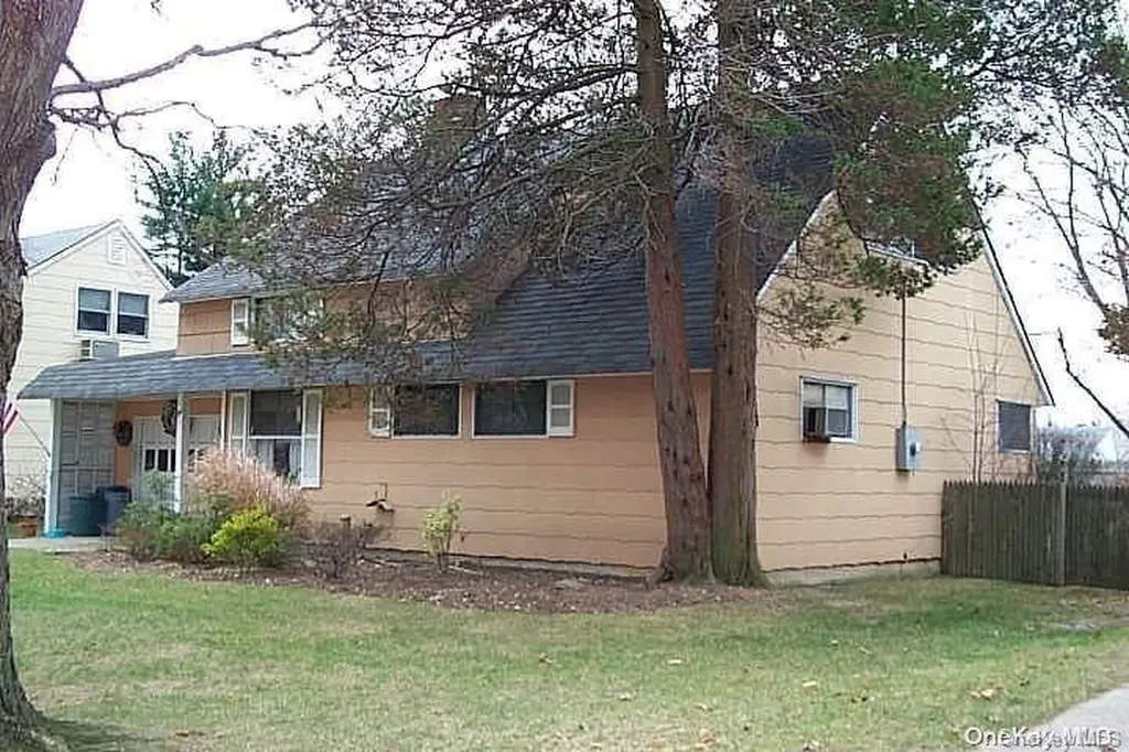 10 Twisting Lane Wantagh NY 11793