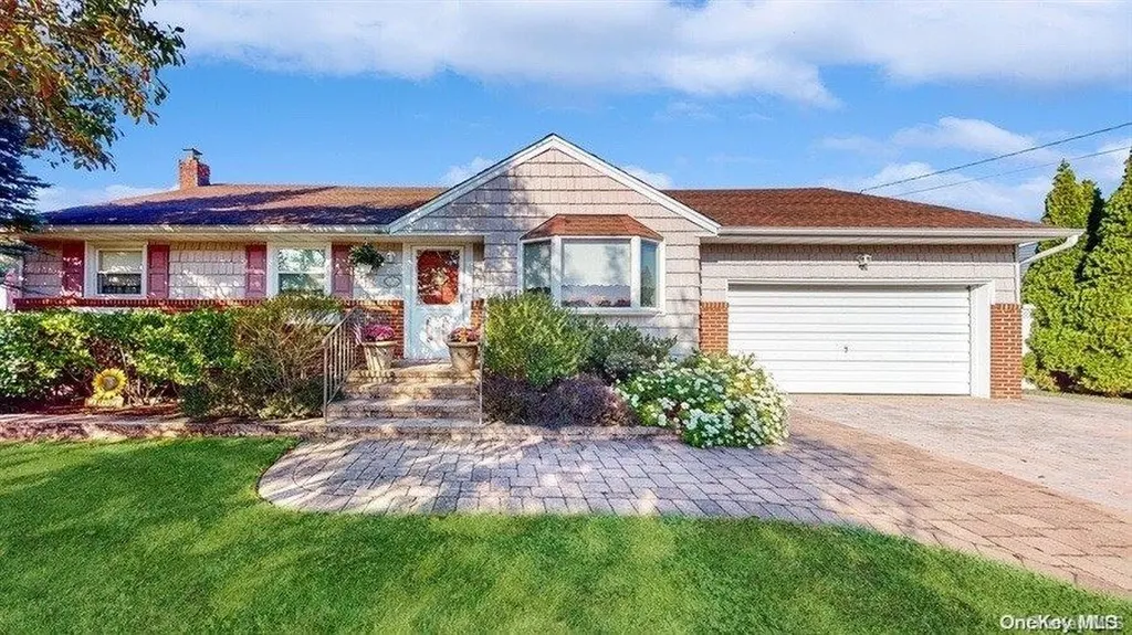 56 Quincy Place West Islip NY 11795